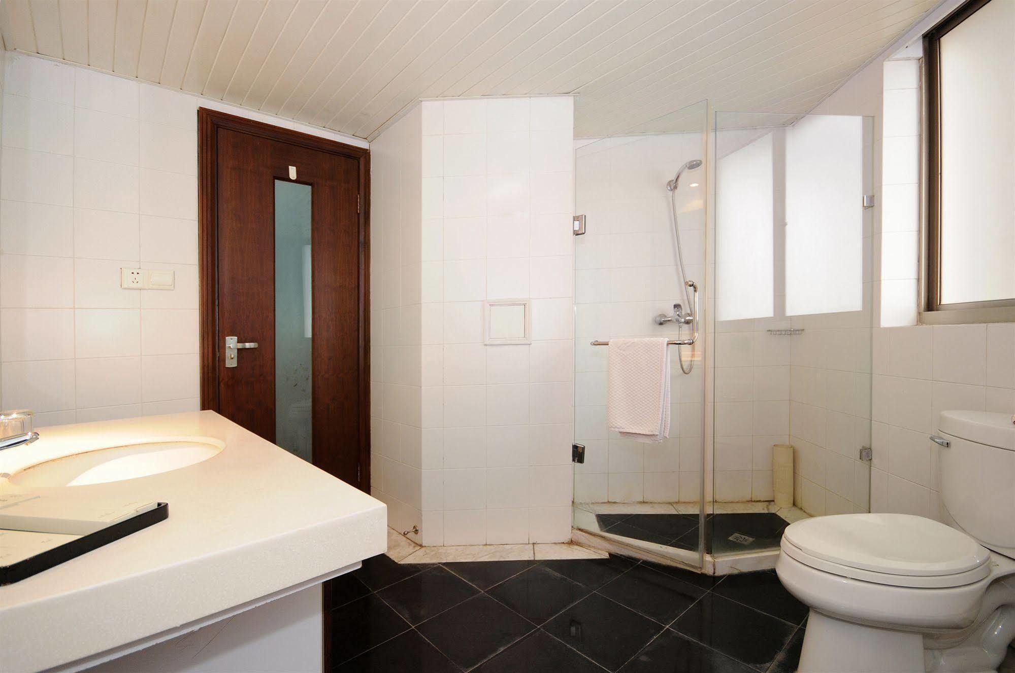 Rayfont Hongqiao & Hotel 4*